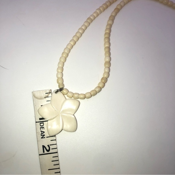 VTG Bone Bead Necklace & Flower Pendant w Hook Clasp 19” & 1.5” Pendant - Picture 6 of 6